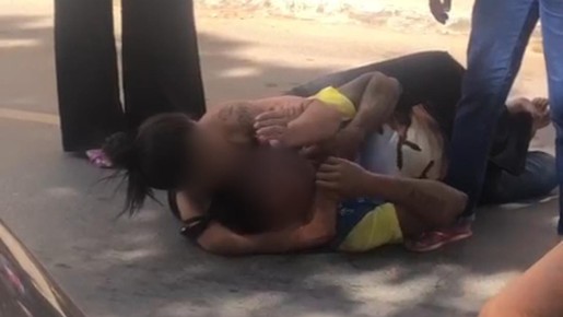 Cuidadora de idosos dá 'mata-leão' em homem que agredia mãe em MG; vídeo