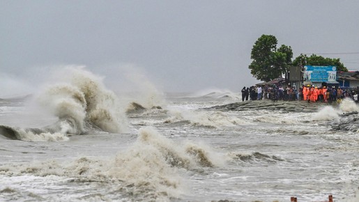 Em Bangladesh, 800 mil deixam litoral antes de ciclone