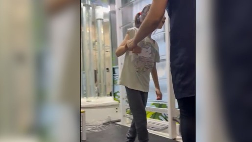 Garota com paralisia cerebral dá 1ºs passos após ser comparada a 'boneca de pano' por médica