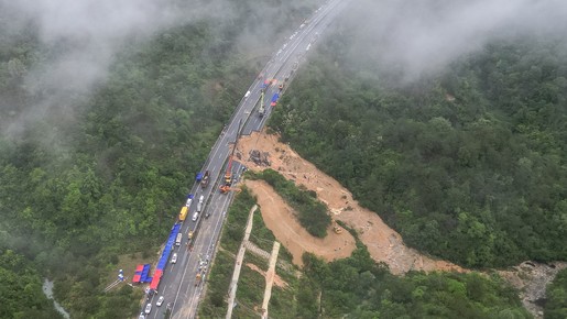 Desabamento em estrada durante chuva mata pelo menos 36 pessoas no sul da China