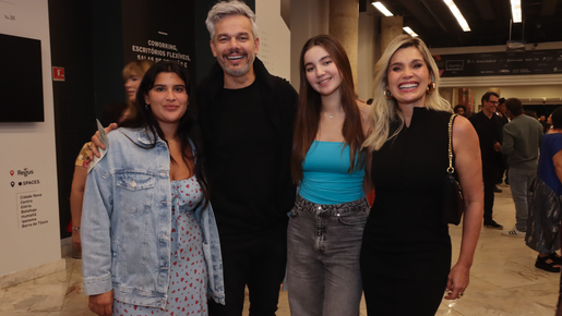 Flávia Alessandra e Otaviano Costa posam com as duas filhas em ida a musical no Rio