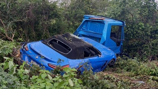 Carro de luxo que seria sorteado em rifa é danificado em acidente com caminhão-guincho