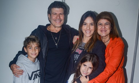 Paulo Ricardo faz aparição pública rara com a esposa, os filhos e a irmã