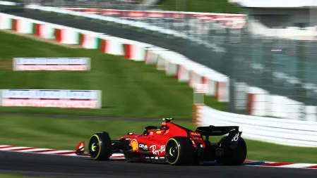 Sainz riu ao ver Mercedes repetir estratégia com DRS no GP do Japão