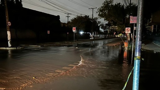 Guaíba volta a bater cota de inundação e alaga ruas secas