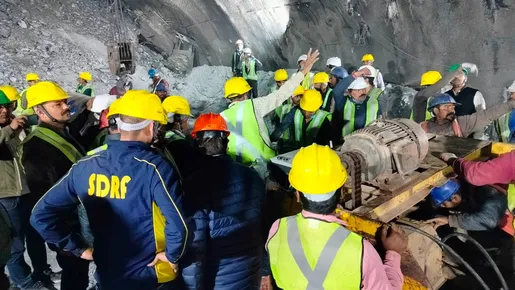 Equipe de resgate chega a trabalhadores presos há 16 dias em túnel na Índia 
