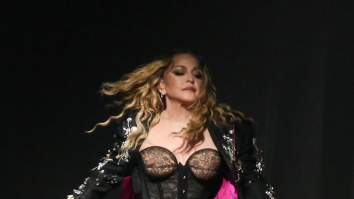 Madonna tira máscara e mostra o rosto em ensaio