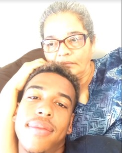 Atacante do Flamengo, Carlinhos anuncia morte da mãe em post: 'Que saudade vou sentir'