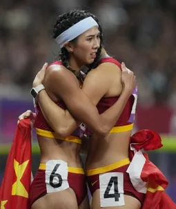 China censura imagem de atletas se abraçando por causa de números nos uniformes; entenda