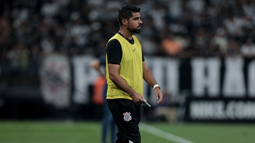 Oliveira vê Brasileirão como prioridade do Corinthians e avalia mudar time na Sula