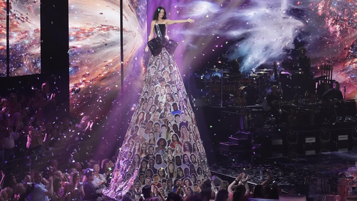 Katy Perry usa saia gigante no adeus a reality