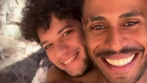 Ícaro Silva ganha carinho do namorado durante banho de cachoeira