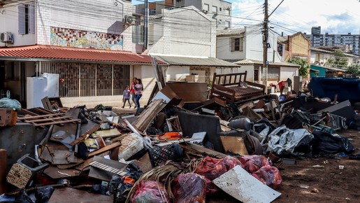 Mau cheiro, lixo e lama tomam ruas de Porto Alegre