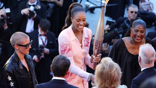 Tocha olímpica passa pelo tapete vermelho de Cannes com jogadora de basquete 