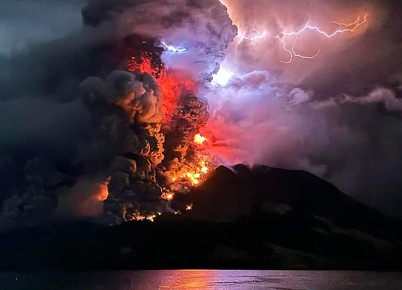 Erupção de vulcão na Indonésia provoca fuga de centenas de moradores; vídeo