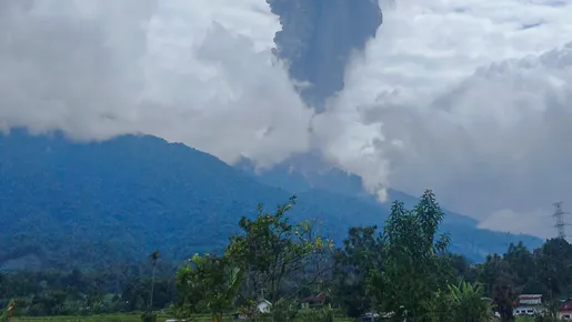 Vídeo: vulcão entra em erupção na Indonésia e deixa 11 alpinistas mortos e 12 desaparecidos