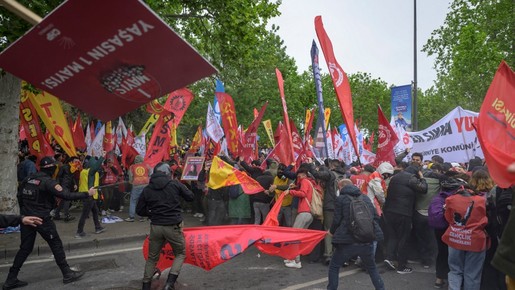Trabalhadores realizam protestos no 1º de Maio pelo mundo 