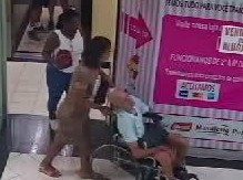Vídeo mostra idoso chegando com cabeça tombada para o lado