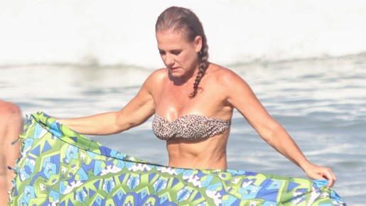 Ex-paquita Andréa Veiga curte dia de praia em Ipanema e se refresca no mar; fotos