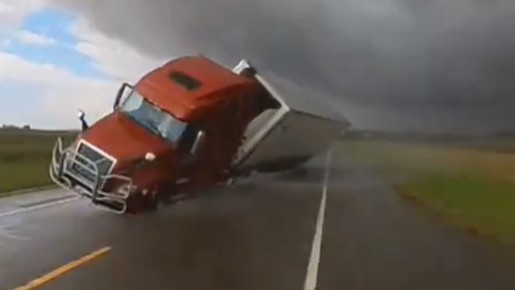 'Caçador de tempestades' nos EUA é atingido por carreta durante tornado nos EUA; vídeo