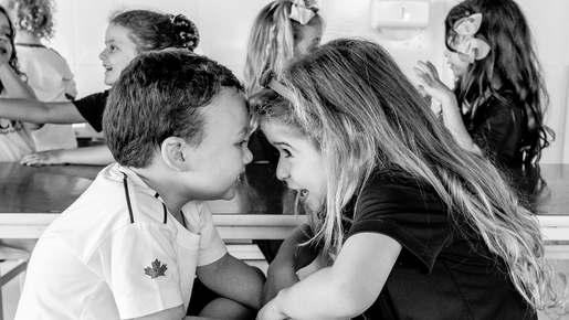 Fotógrafa encanta ao mostrar rotina de crianças em escola: 'Minha missão era ser invisível'