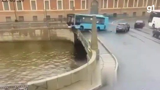 Três pessoas morrem após ônibus cair em rio na Rússia; vídeo
