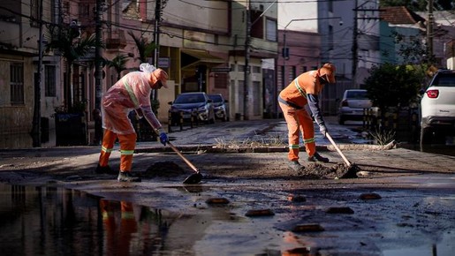 Água escoa em Porto Alegre e gera relatos de forte mau cheiro
