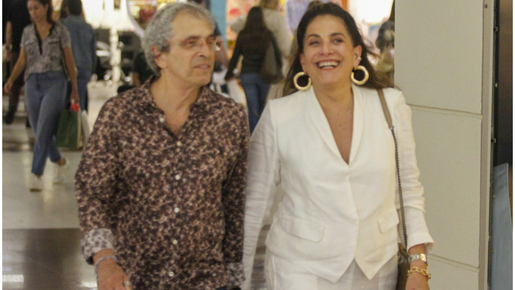 Totia Meireles passeia com marido, com quem está há 30 anos, em shopping do Rio