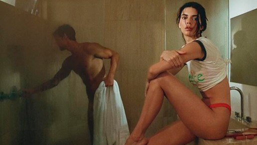 Kendall Jenner choca fãs com presença de 'peladão misterioso' em foto sexy: 'Quem é esse cara?'