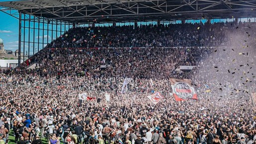 Vídeo: St. Pauli volta à Bundesliga após 13 anos, e torcida invade em festa