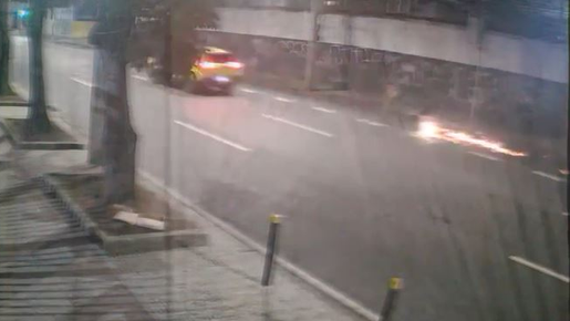 Vídeo mostra motociclista sendo lançado contra poste por táxi após briga no Rio
