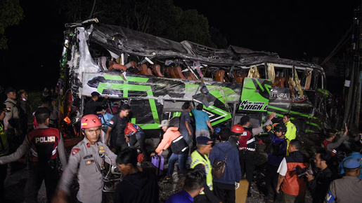 Acidente deixa 11 mortos na Indonésia; estudantes viajavam para celebrar a formatura
