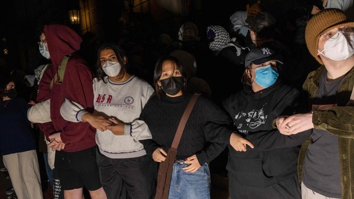 Por que estudantes usam máscaras nos protestos nos EUA