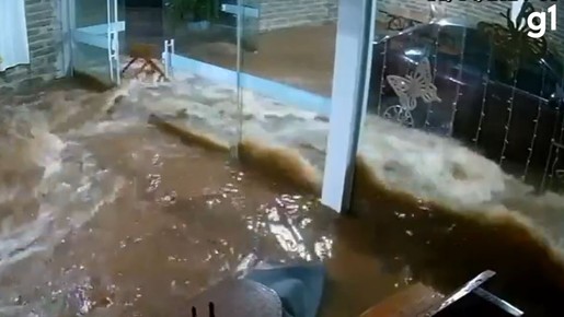 Correnteza arrasta móveis e inunda hotel em segundos