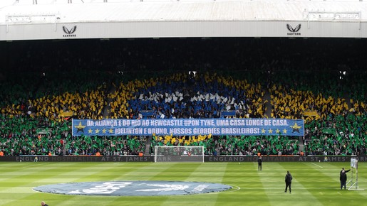 Torcida do Newcastle faz mosaico especial para jogadores brasileiros; veja vídeo