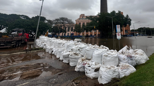 Prefeitura de Porto Alegre monta barricada com nova alta do Guaíba
