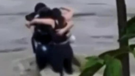 Amigos se abraçam antes de serem levados por enchente repentina na Itália; assista