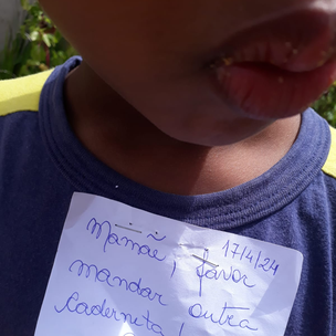 Professora grampeia bilhete em camisa de criança de 5 anos no RJ; 'Sensação de revolta', diz mãe