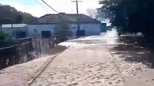Rua tem 'montanha' de areia de 1,5m no RS após água baixar