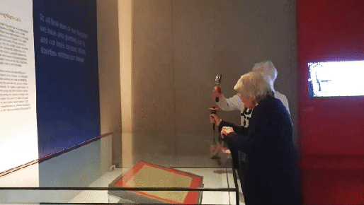 Ativistas de 80 anos tentam quebrar a marteladas caixa de vidro que protege Carta Magna inglesa
