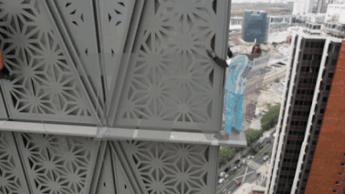 No alto de arranha-céu, 'homem-aranha' de Buenos Aires tenta fugir quando resgate chega; vídeo