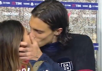 Zagueiro do Bologna ganha beijo de namorada em entrevista após gols sobre a Juventus; vídeo