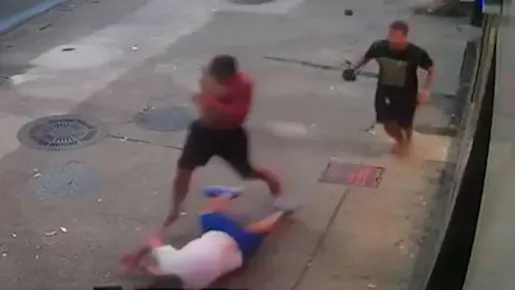 Homem atacado por bando em Copacabana levou chute e empurrões antes de cair; veja vídeo