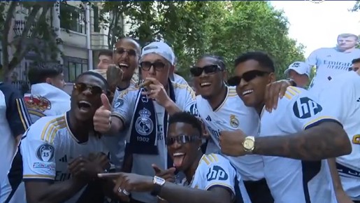 Ancelotti recria foto viral com brasileiros em festa do Real Madrid pela Champions