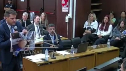 Vídeo mostra família no tribunal ao ver corpo de Maradona