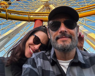 Rodrigo Santoro curte passeio em píer de Los Angeles com a esposa e a filha; veja fotos