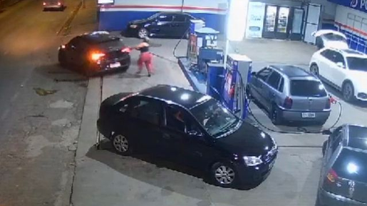 Motorista arranca carro com mangueira presa no tanque de combustível e arrasta frentista; vídeo