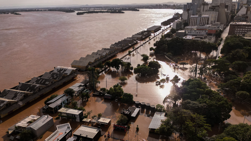 Guaíba baixa 20 cm em 24 horas, mas água ainda avança por Porto Alegre