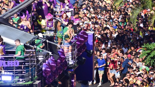 Pabllo Vittar arrasta multidão em Parada LGBTQIA+ de SP; veja