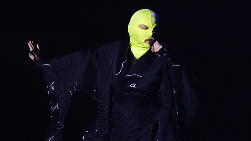 É ela! Madonna aparece de máscara em ensaio para show